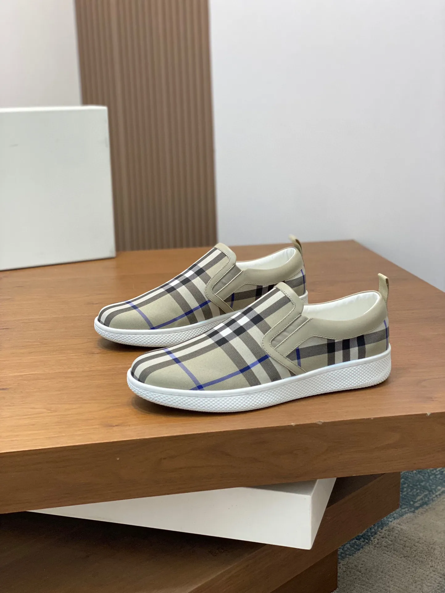P380 [BURBERRY] Burberry - Upper: imported 🔝 brand totem cloth, - Inner lining: cowhide lining, feet; water-dyed cowhide - Outsole: ultra-light TPR rubber; two-color molded outsole - Super high quality control·Fine workmanship: highlighted (high-end, extravagance, grade) -Size: 38-44 (Male 45, can be customized)·